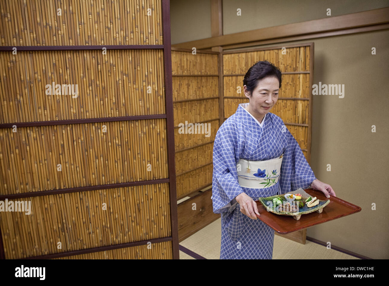 Una camarera sirve comida tradicional en un Ryotei, Tokio Foto de stock