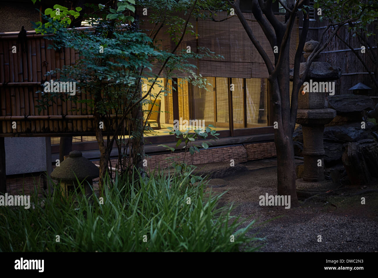 El comedor de un ryotei en Tokio visto desde el jardín Foto de stock