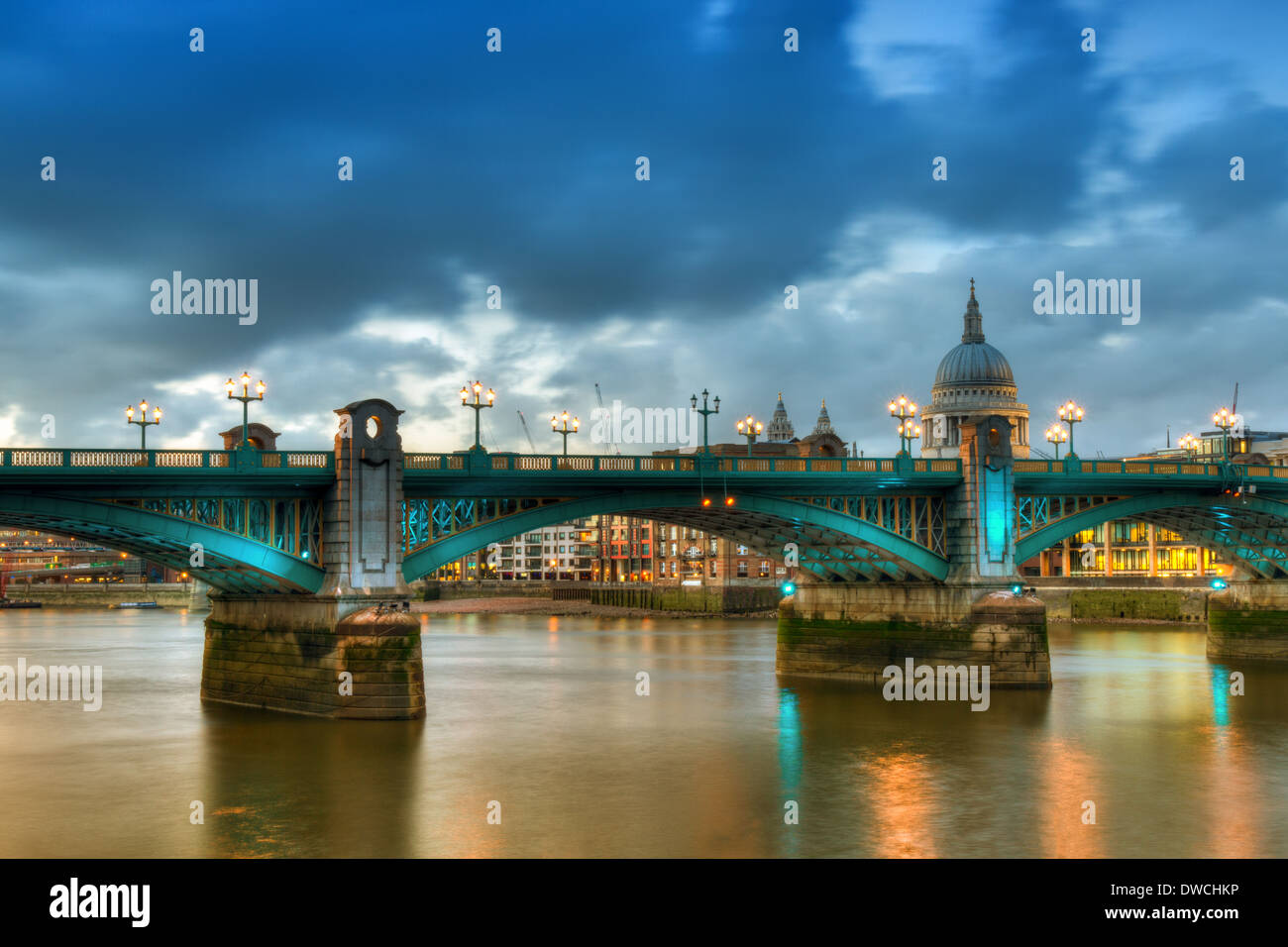 Southwark Bridge - Versión HDR, Londres, Inglaterra Foto de stock