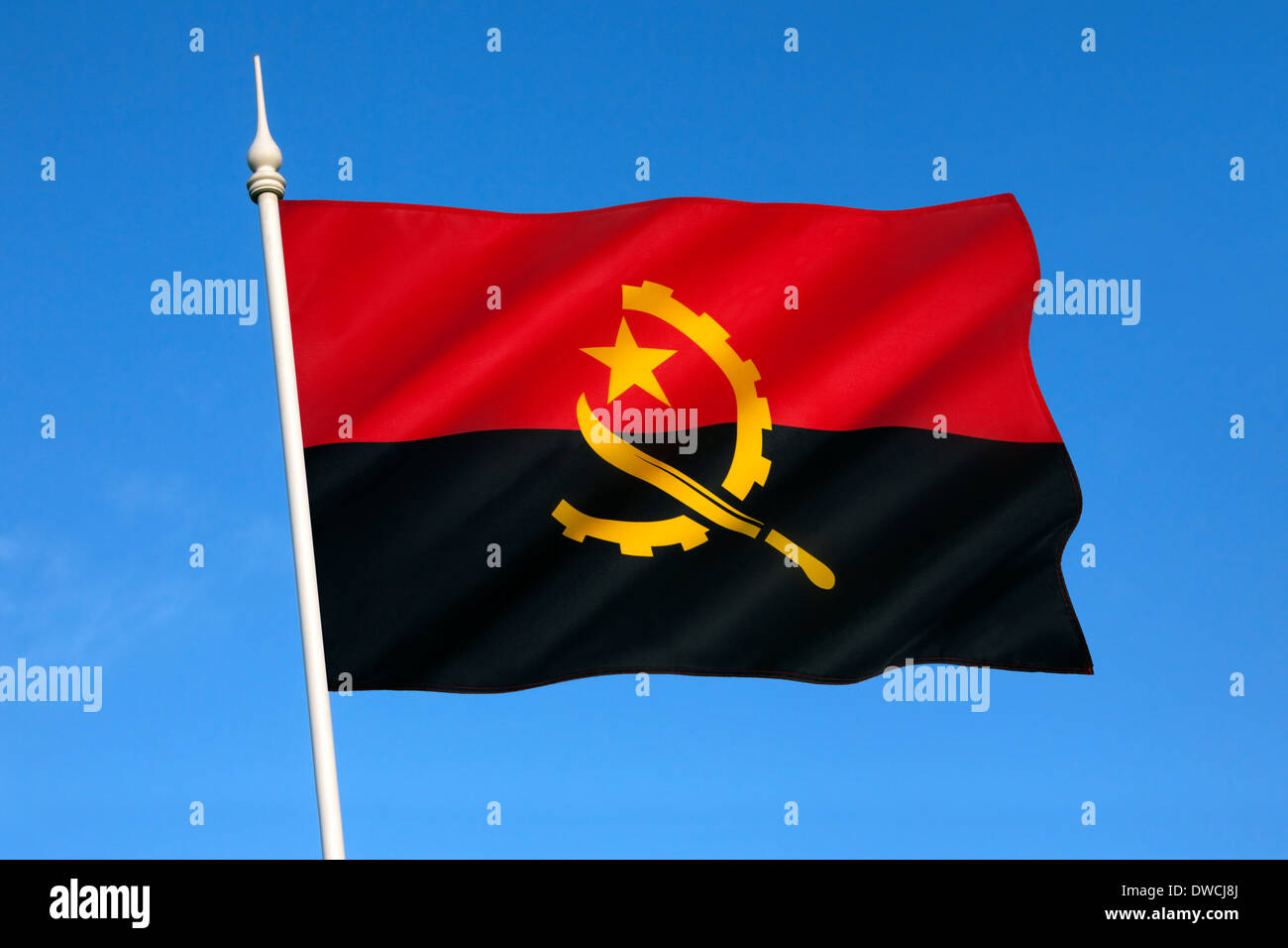 La bandera nacional de Angola entró en uso en el momento de la independencia el 11 de noviembre de 1975. Foto de stock