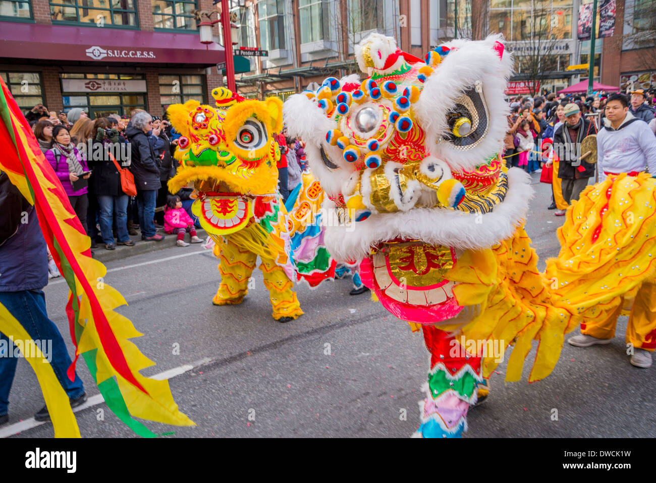 Lion bailarines, Desfile del Año Nuevo Chino, Vancouver, British Columbia, Canadá Foto de stock