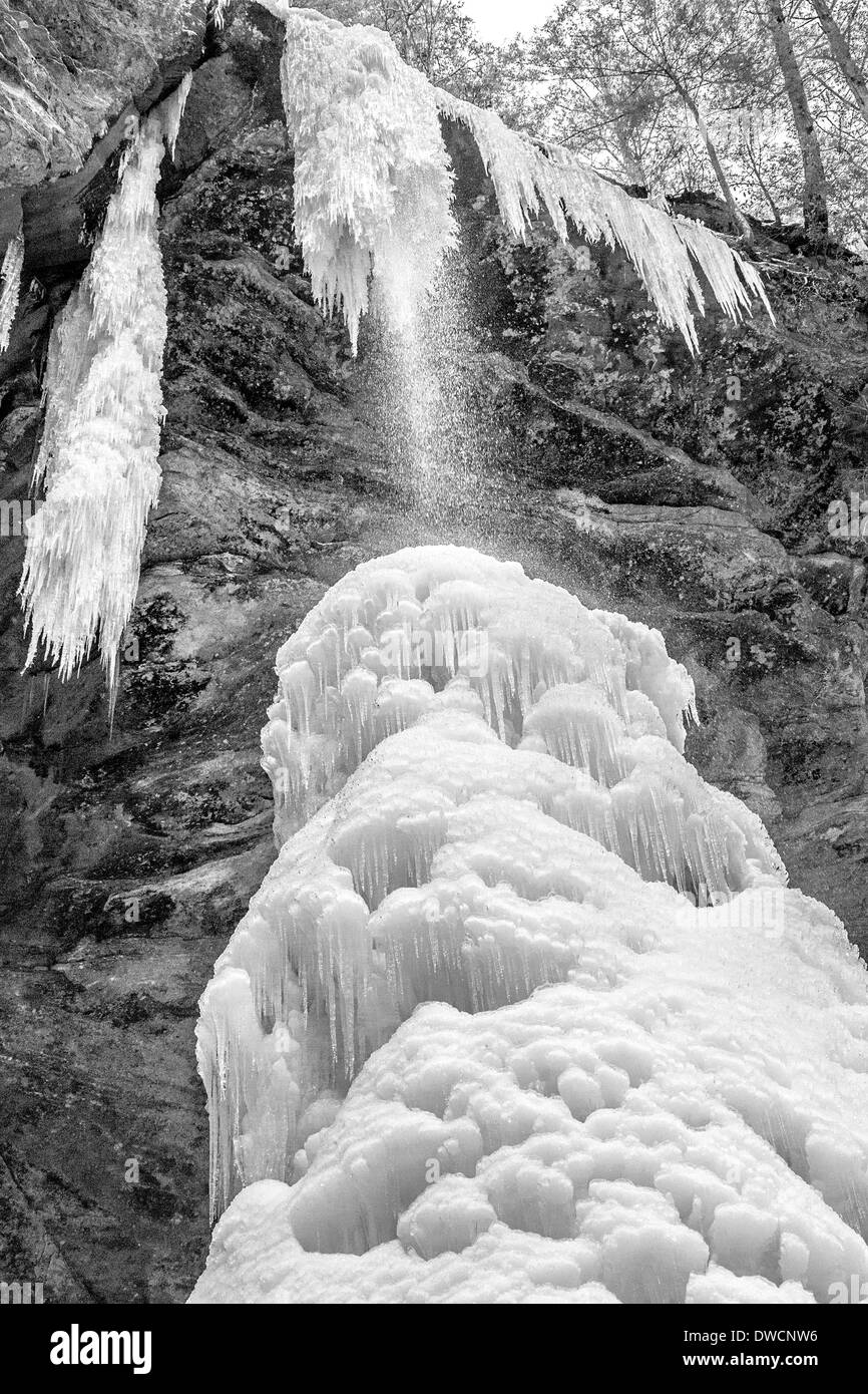 Cono de hielo gigante que se ha formado en la base de la cascada en Ash Cave, una de varias cavernas con cascadas, Hocking Hills, OH Foto de stock