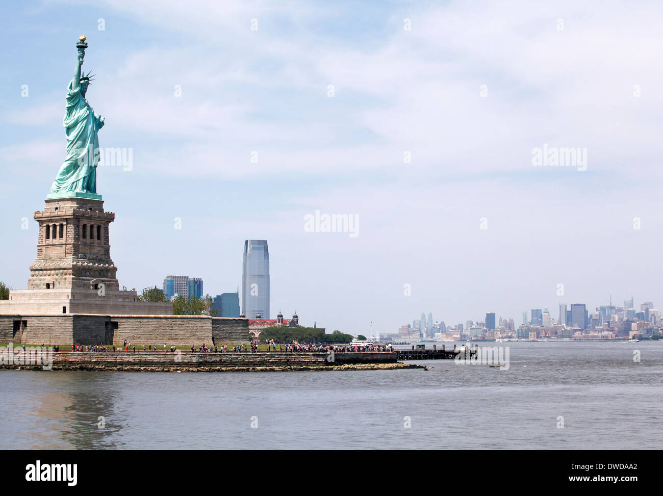 La estatua de la libertad y el horizonte de Nueva York, EE.UU. Foto de stock