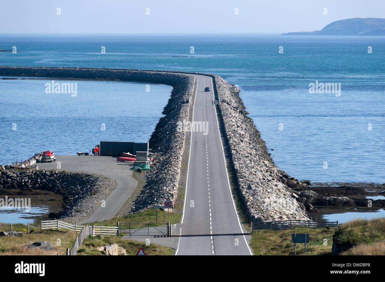 La Eriskay Causeway, uniendo las islas de Eriskay y South Uist, Western Isles, Escocia, Reino Unido. Visto desde la sth. Uist lateral. Foto de stock