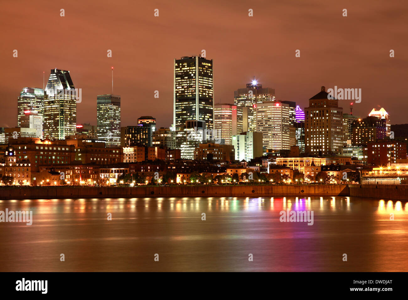 Montreal de noche con edificios reflexiones sobre el Río Saint Lawrence Foto de stock