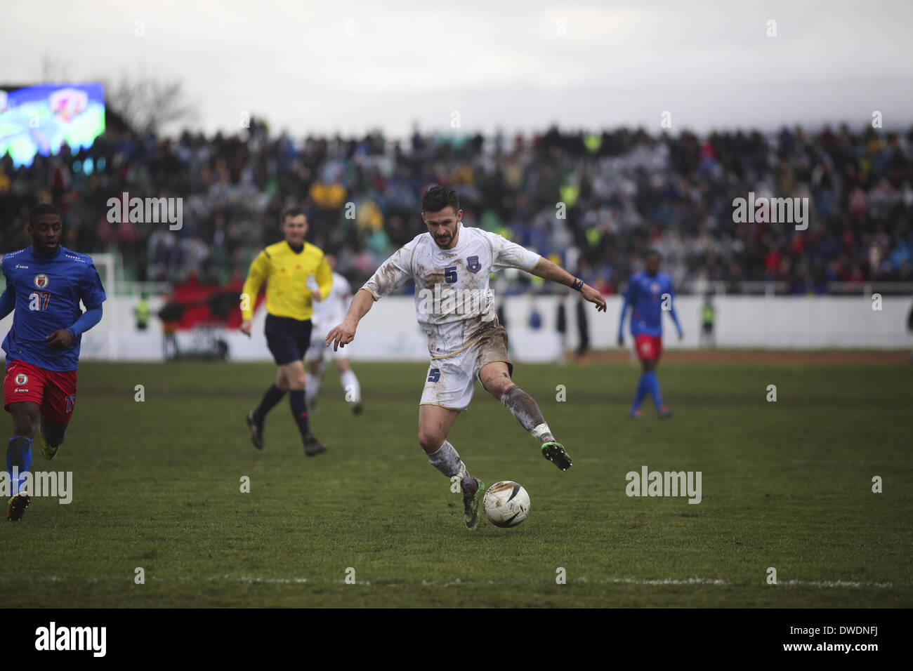 En Pristina, Kosovo. 5 Mar, 2014. Enis Alushi mediocampista central, papel, jugando para el FC Kaiserslautern jugar para el equipo nacional de Kosovo jugó su primera Copa sancionada coinciden, un partido amistoso contra Haití, el miércoles 5 de marzo. El juego terminó en un empate 0-0. Foto por JODI HILTON/NURPHOTO Crédito: Jodi Hilton/NurPhoto/ZUMAPRESS.com/Alamy Live News Foto de stock