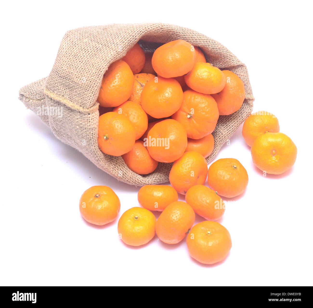 Mandarinas maduras y saco aislado sobre fondo blanco. Foto de stock