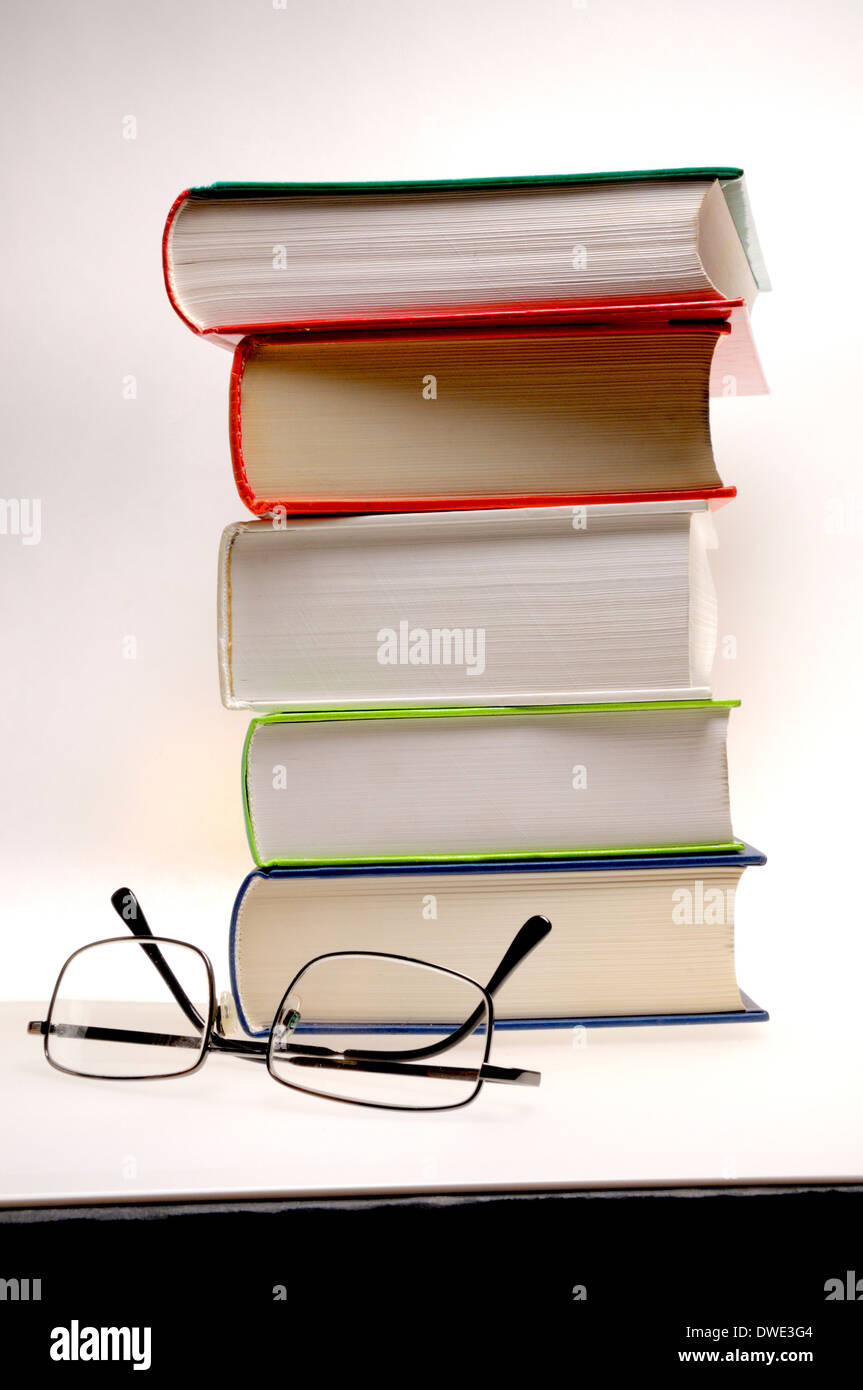 Pila de libros y gafas de lectura Foto de stock