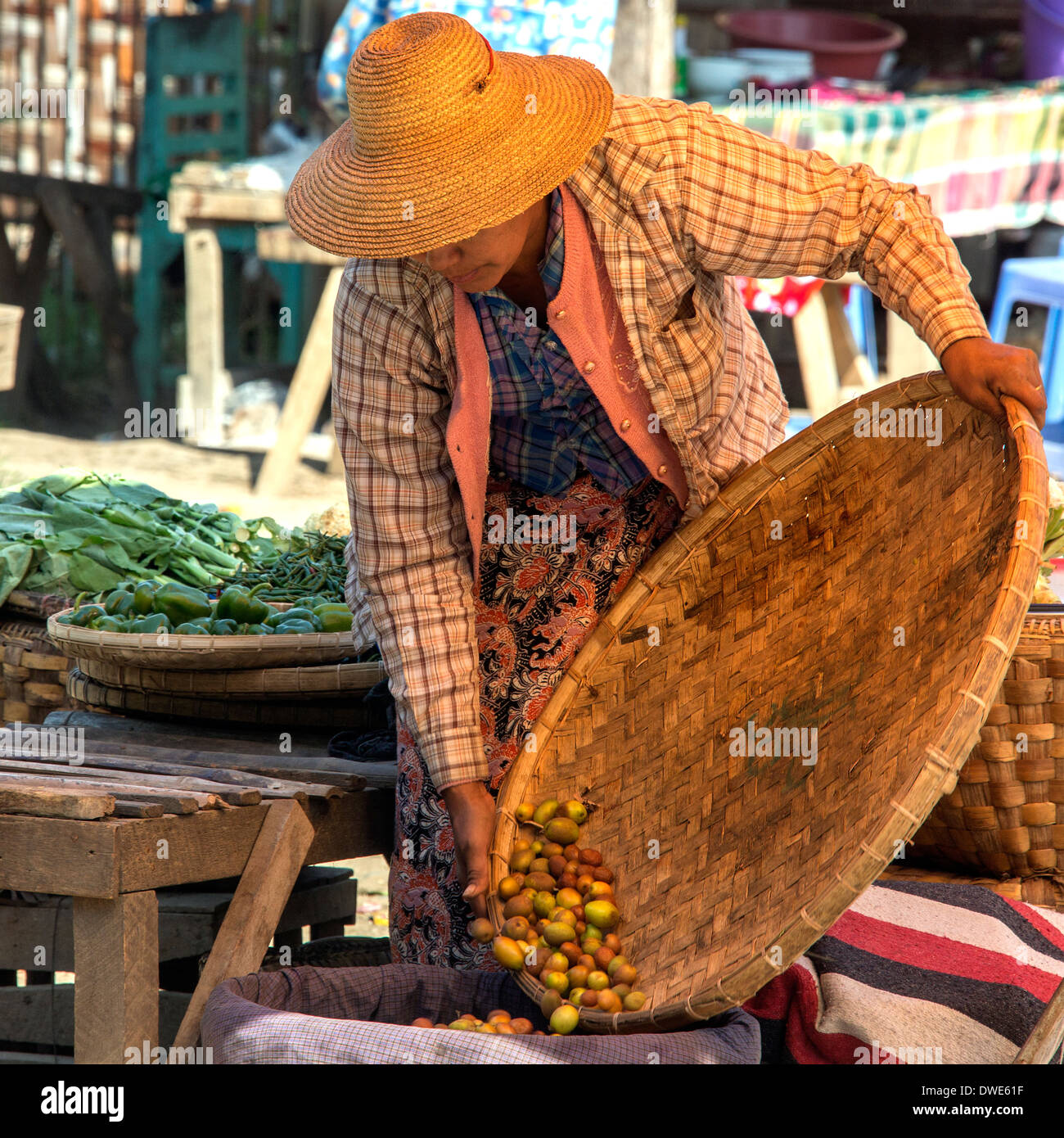 Escena cotidiana en un mercado de la antigua ciudad de Bagan en Mayanmar (Birmania). Foto de stock