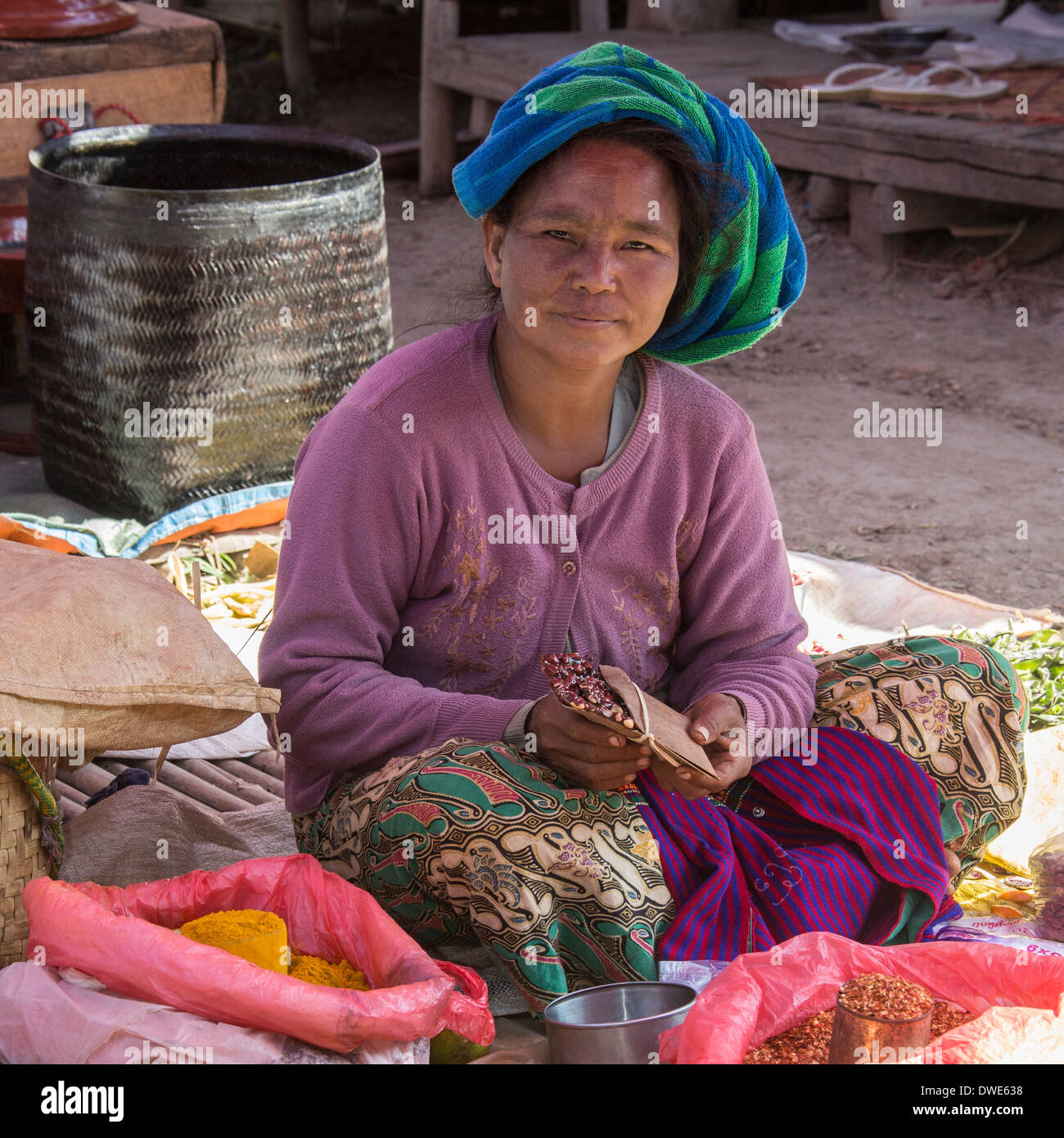 Escena cotidiana en un mercado de la antigua ciudad de Bagan en Mayanmar (Birmania) Foto de stock