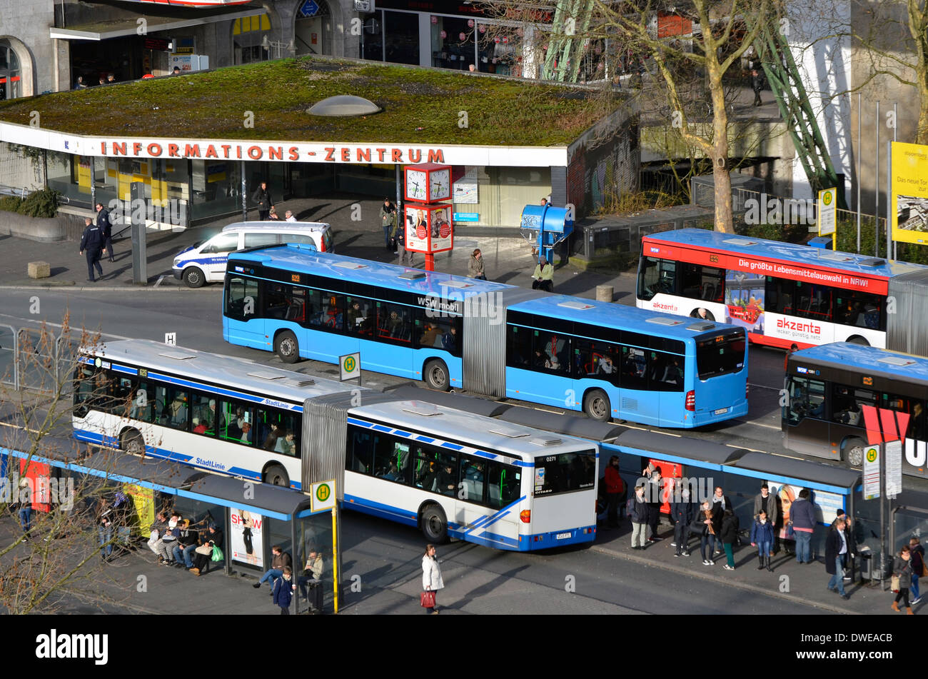 Wuppertal Zentrum mostrando la gran estación de autobuses. Wuppertal Zentrum, die die großen Busbahnhof. Foto de stock