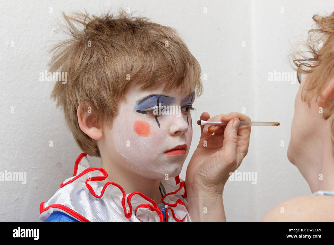 Cara pintada niño vestido de payaso fotografías e imágenes de alta  resolución - Alamy