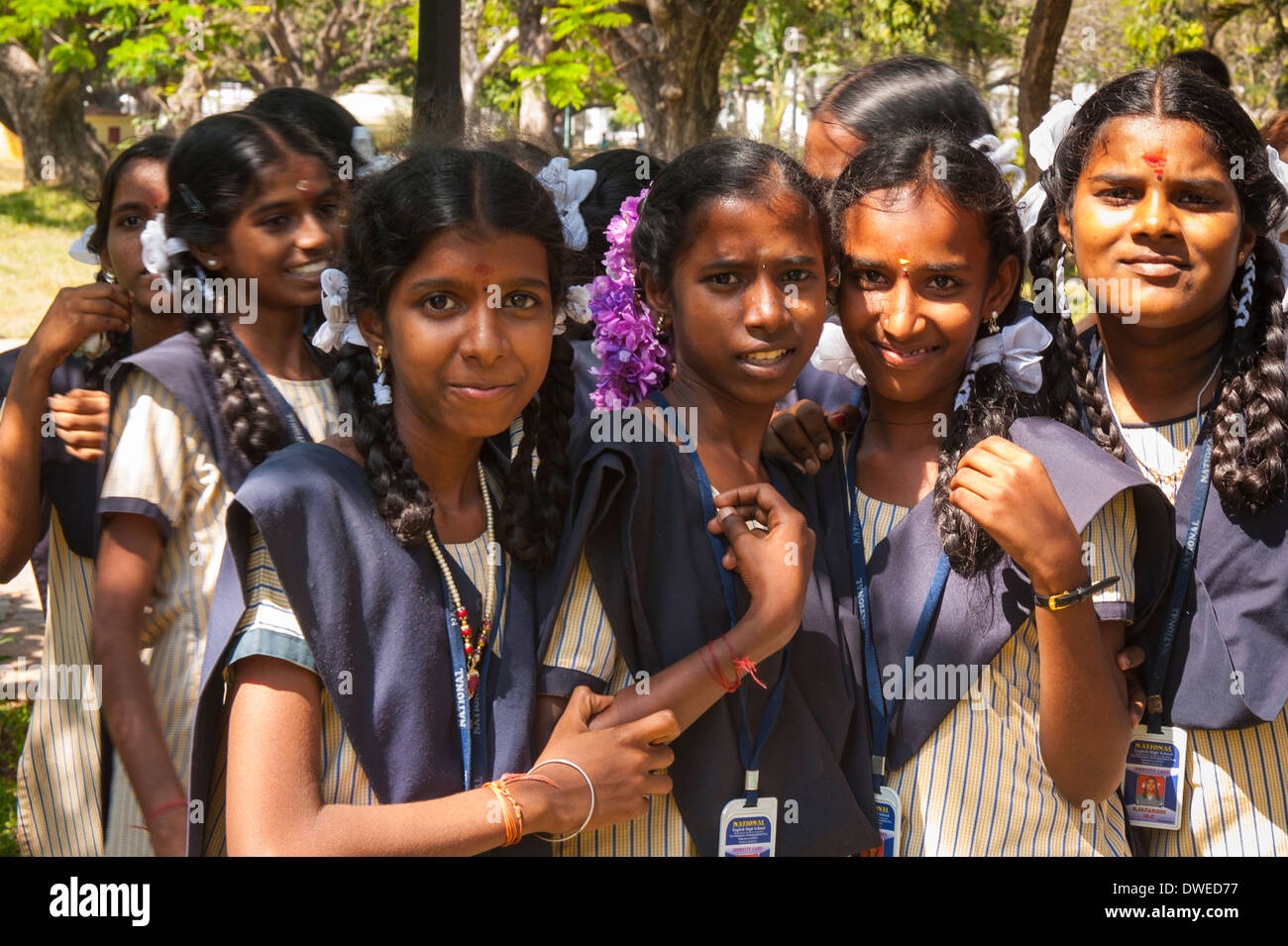 La India de Tamil Nadu, Pondicherry Puducherry Gobierno Plaza alumnas adolescentes uniforme