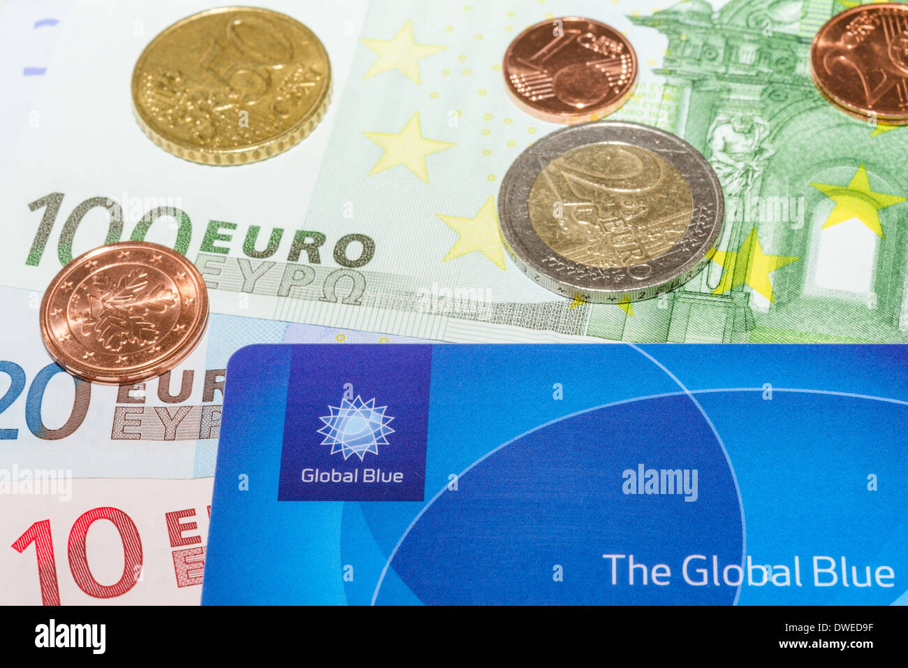 MUNICH, Alemania - 23 de febrero de 2014: la Unión Euro céntimos y billetes de banco mundial tarjeta azul Foto de stock