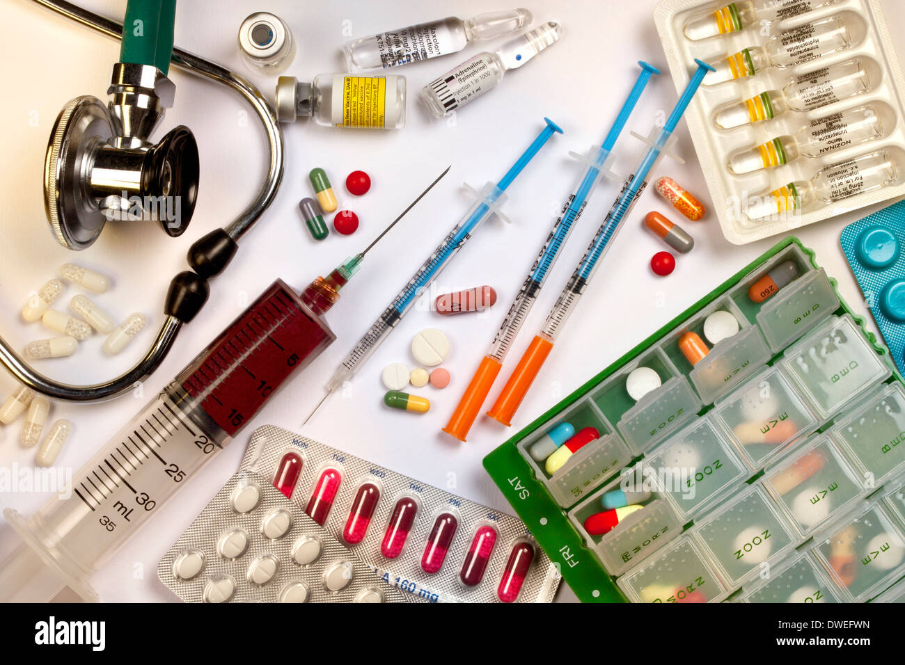 Medical Still Life - Drogas, jeringas, el estetoscopio, ampollas, inyección. Foto de stock