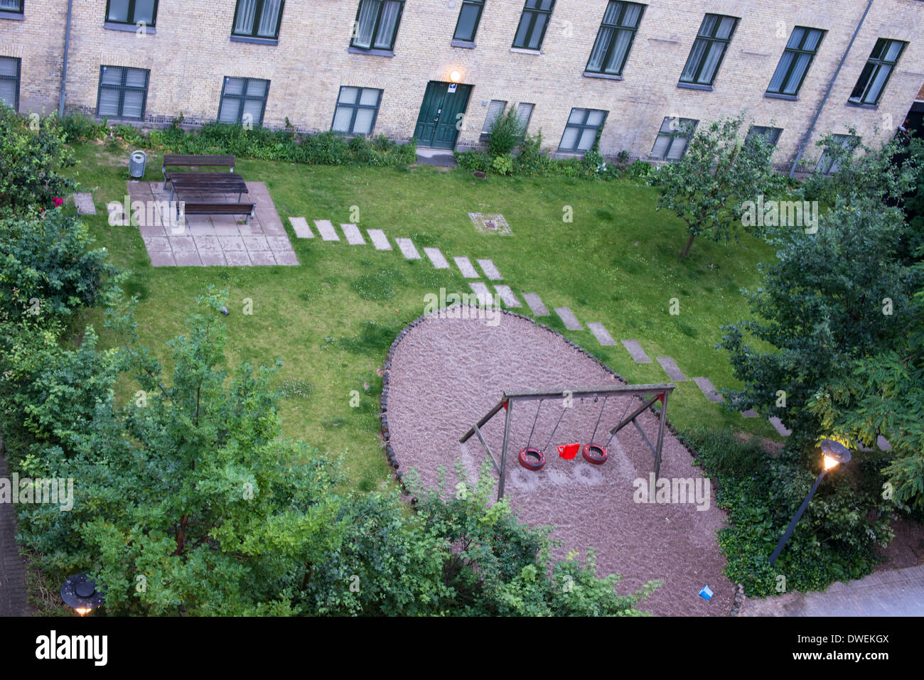 Vista de pájaro de un patio de recreo suburbana, Copenhague Foto de stock