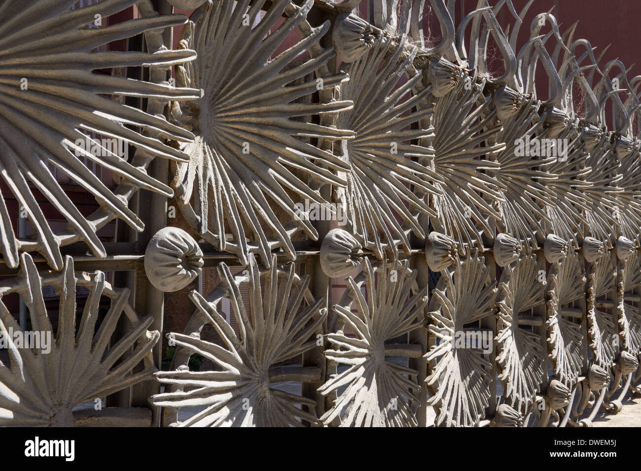 Una valla metálica diseñada por Anton Gaudí en el Parc Güell de Barcelona en la región catalana de España. Foto de stock