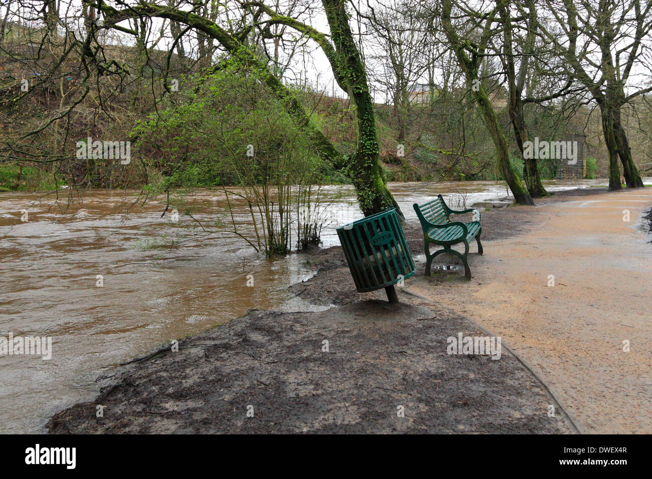 Las inundaciones en el Río Kelvin con el agua subiendo hasta el sendero por unos siete pies, Glasgow, Escocia, Reino Unido Foto de stock