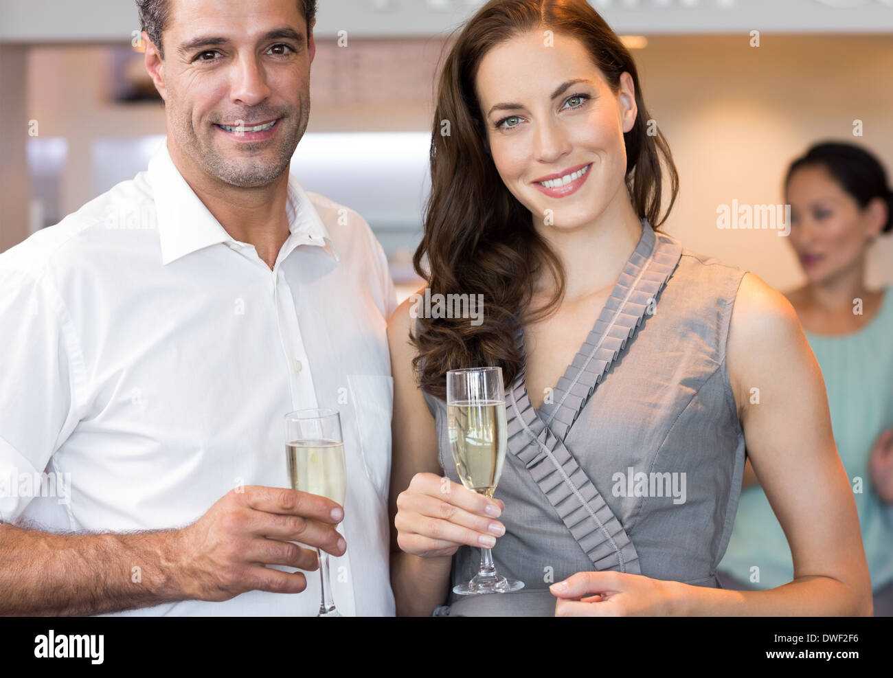 Alegre pareja con copas de champaña Foto de stock