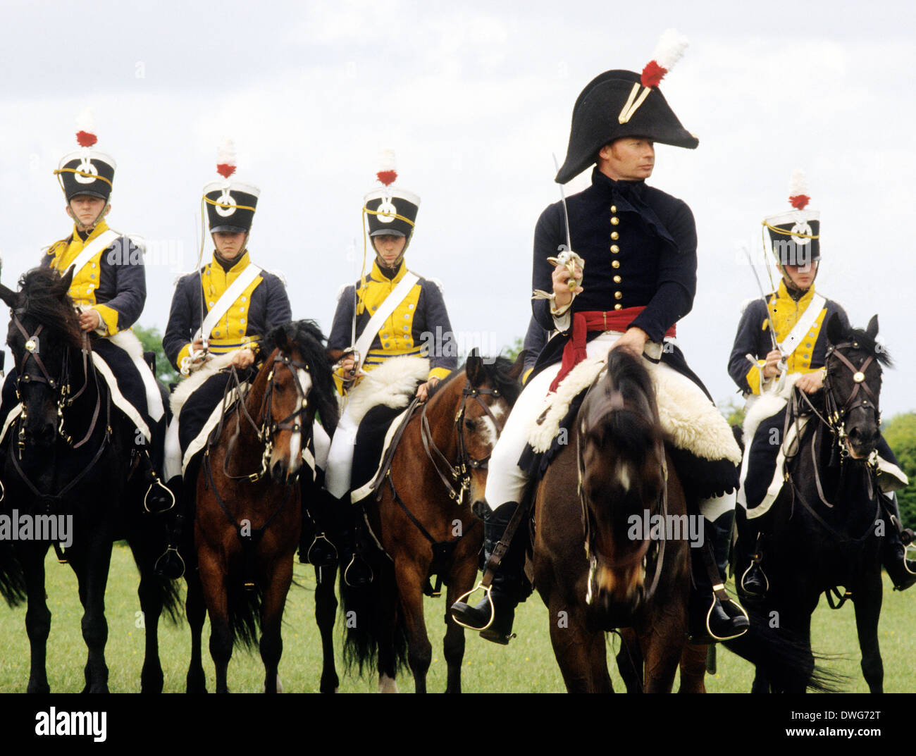 12º Regimiento de Dragones de luz con sables dibujado, c. En 1815, la recreación histórica soldado del ejército británico soldados de caballería uniformes uniformes sabre caballo Inglaterra Foto de stock