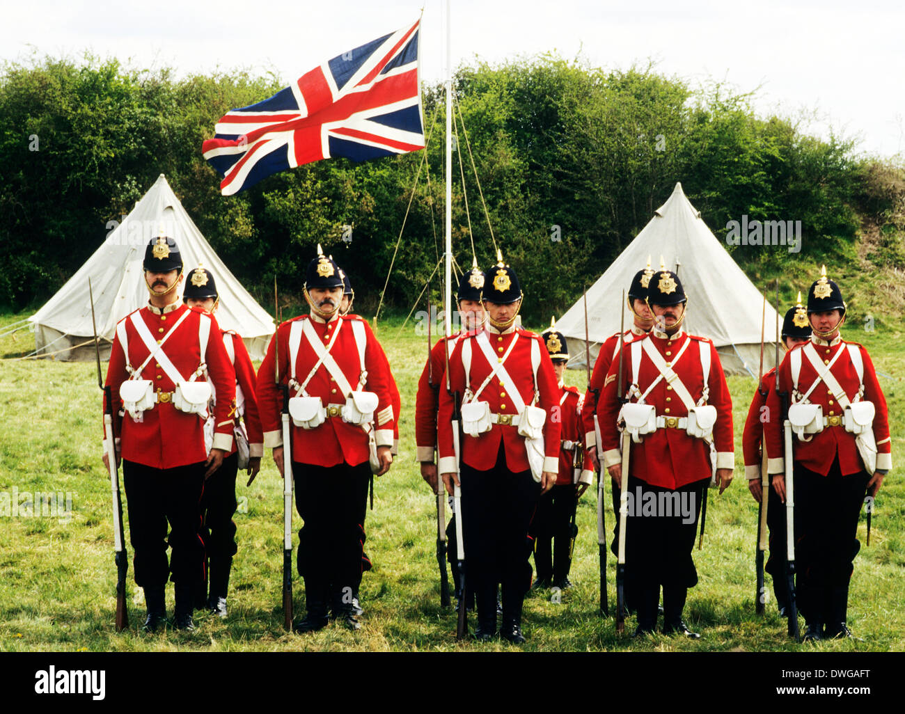 57º Regimiento Middlesex, 1880, Union Jack flag, adjunto bayonetas, reconstrucción histórica del siglo XIX, soldado del ejército británico soldados uniformes uniformes Inglaterra rifle rifles Foto de stock