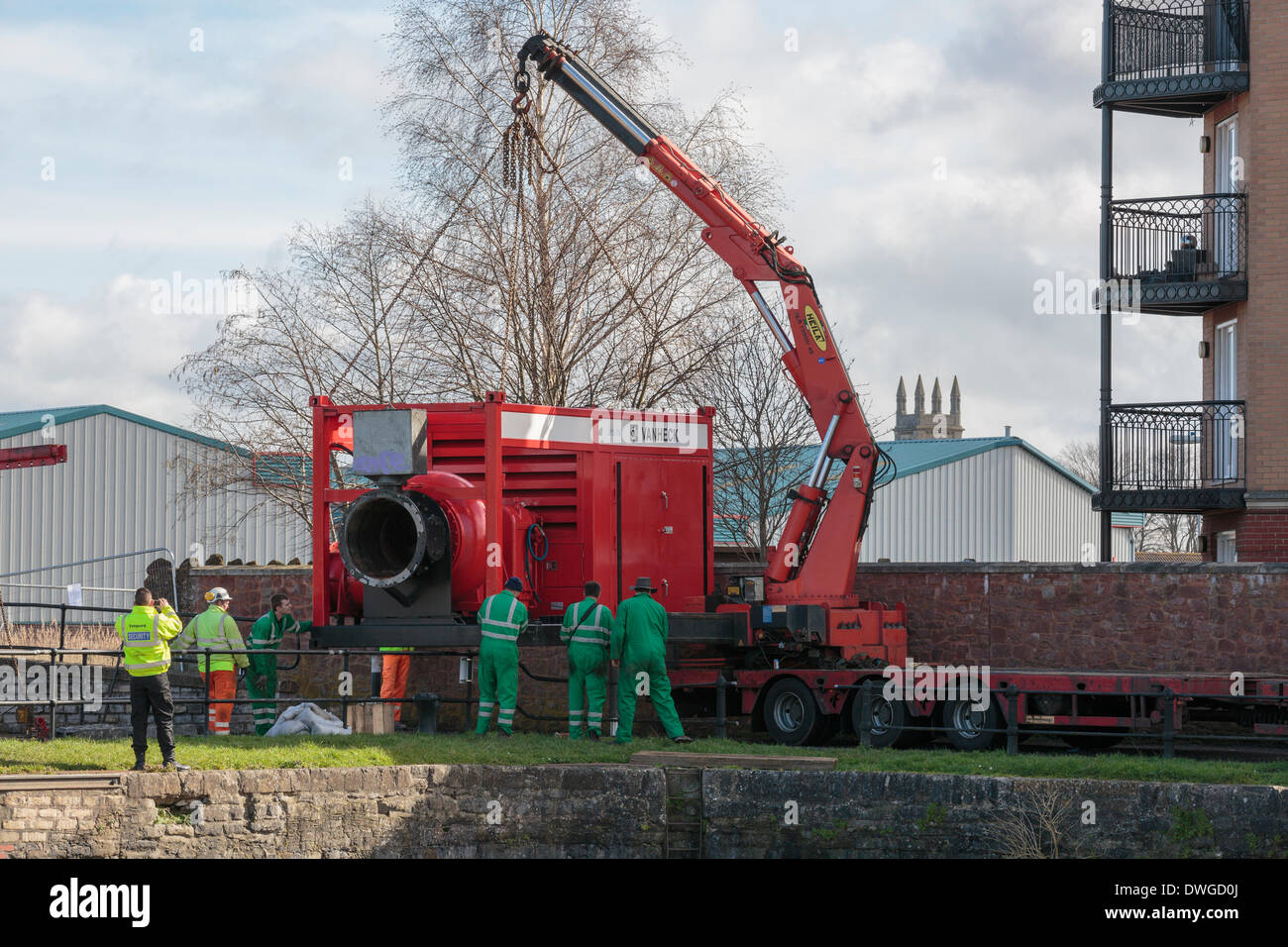 Muelles de Bridgwater, Somerset, Reino Unido . 07 Mar, 2014. Bomba Vanheck holandés desmantelados y cargado en un camión en espera para su viaje de regreso a Holanda el viernes 7 de marzo, 2014 en Bridgwater Docks. La bomba de alta capacidad que fue instalado por la Agencia de Medio Ambiente a mediados de febrero como medida de precaución para bombear el agua hacia el río Parrett para impedir el Bridgewater Canal de desbordamiento. Esto sigue las peores inundaciones en el Somerset niveles en la historia viva. Crédito: Nick Cable/Alamy Live News Foto de stock