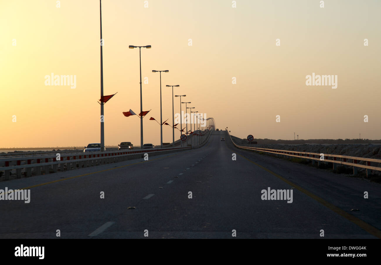 El rey Fahd Causeway al atardecer. Bahrein, Oriente Medio Foto de stock