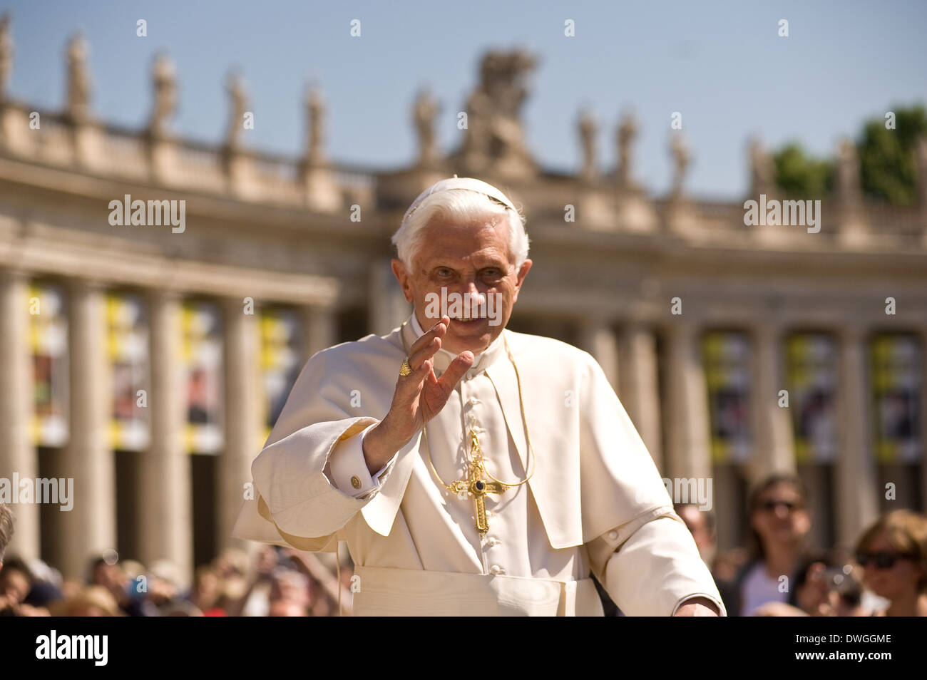 El Papa Benedicto saluda a la gente durante su audiencia semanal. Foto de stock
