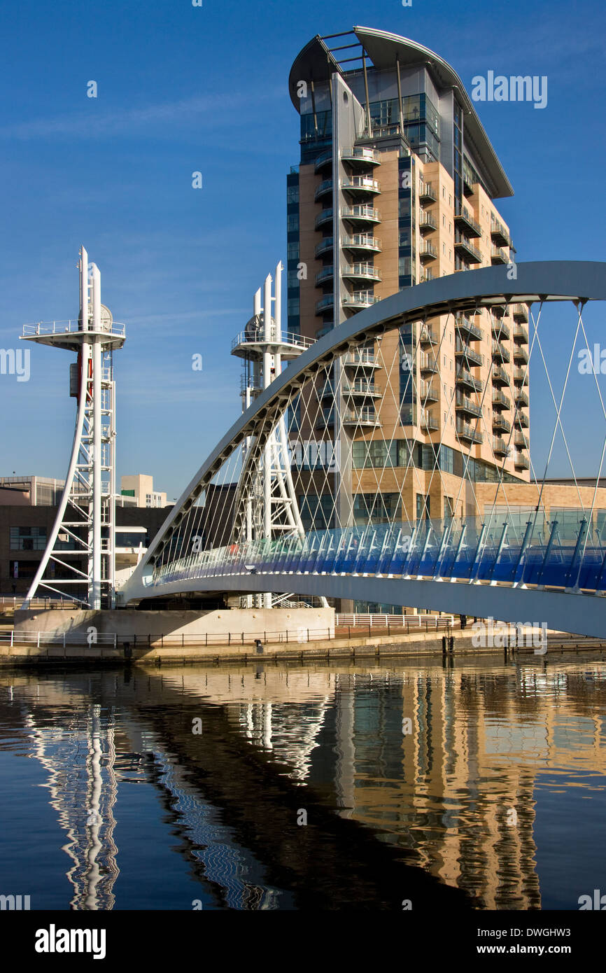 El Puente del Milenio en Salford Quays en Greater Manchester, en el noroeste de Inglaterra Foto de stock