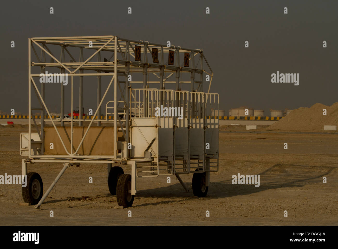 Qatar Horse Racing starting gate cuadro en Desert Sun Foto de stock