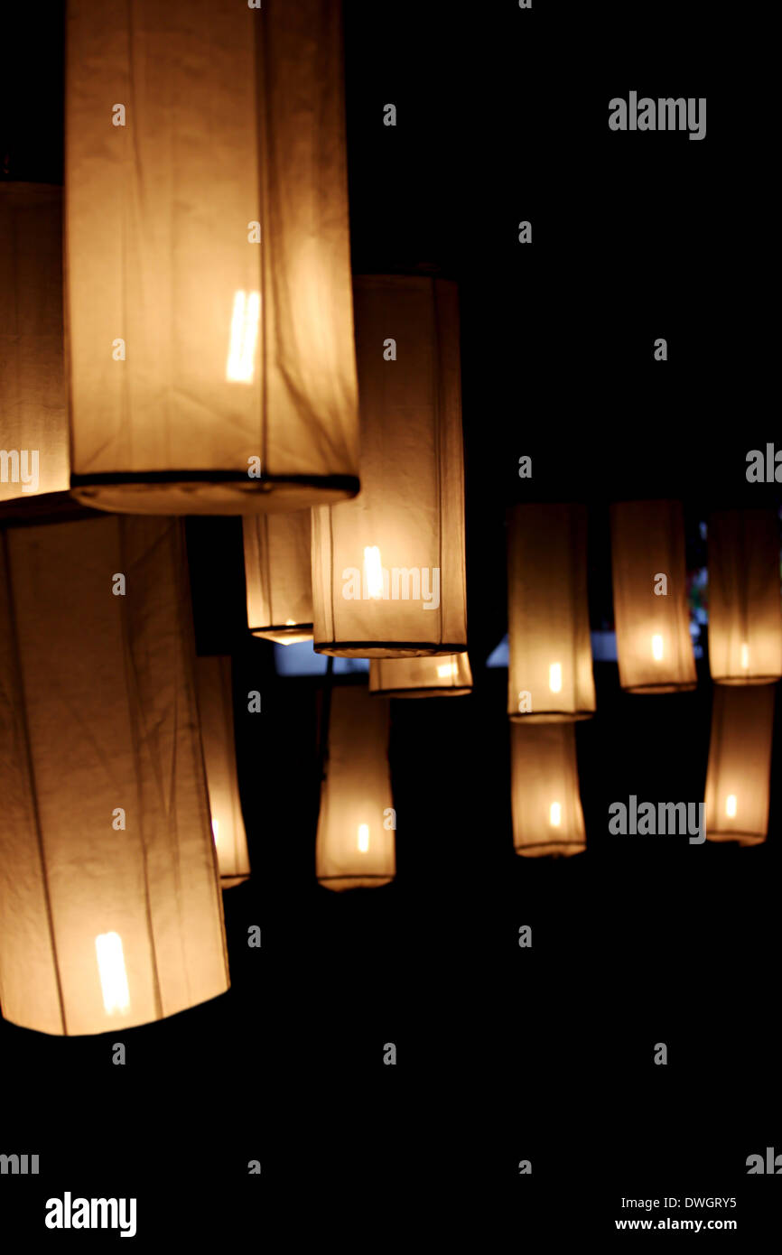 Un montón de iluminación de lámpara de noche. Foto de stock
