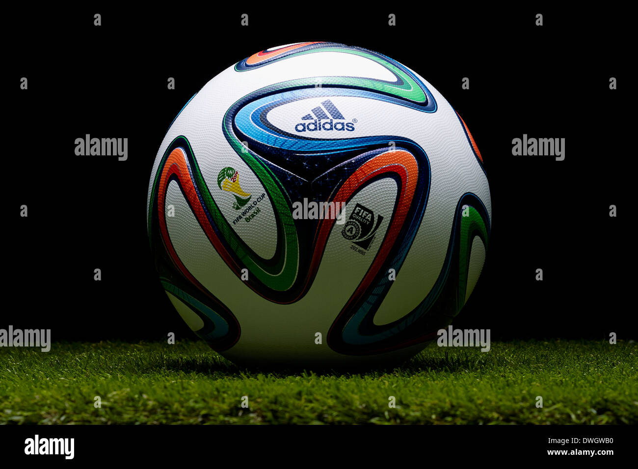 Brazuca, matchball oficial de la Copa Mundial de la FIFA Brasil 2014 Foto de stock