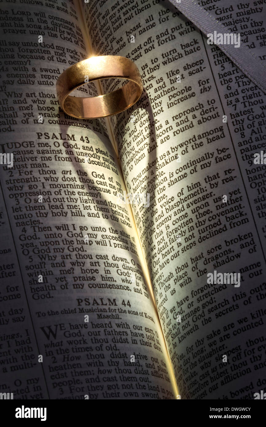 Anillo de bodas cristiano fotografías e imágenes de alta resolución - Alamy