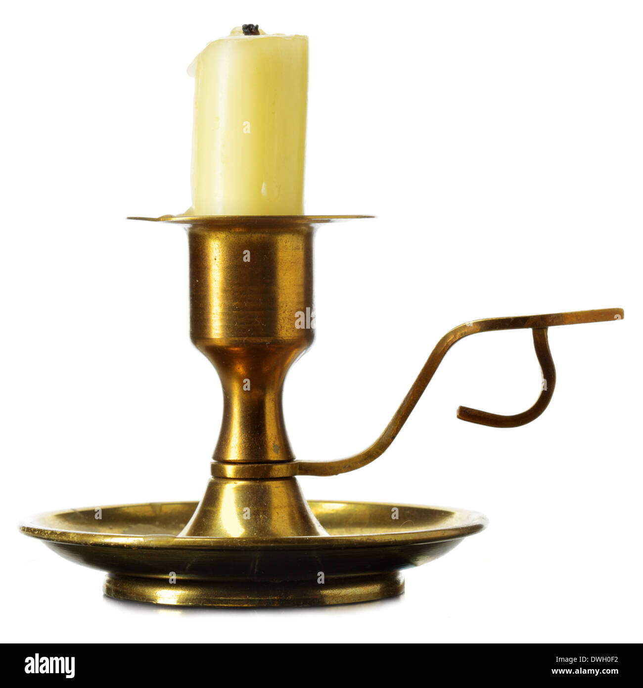 Candelabro de bronce con vela aislado sobre fondo blanco. Foto de stock