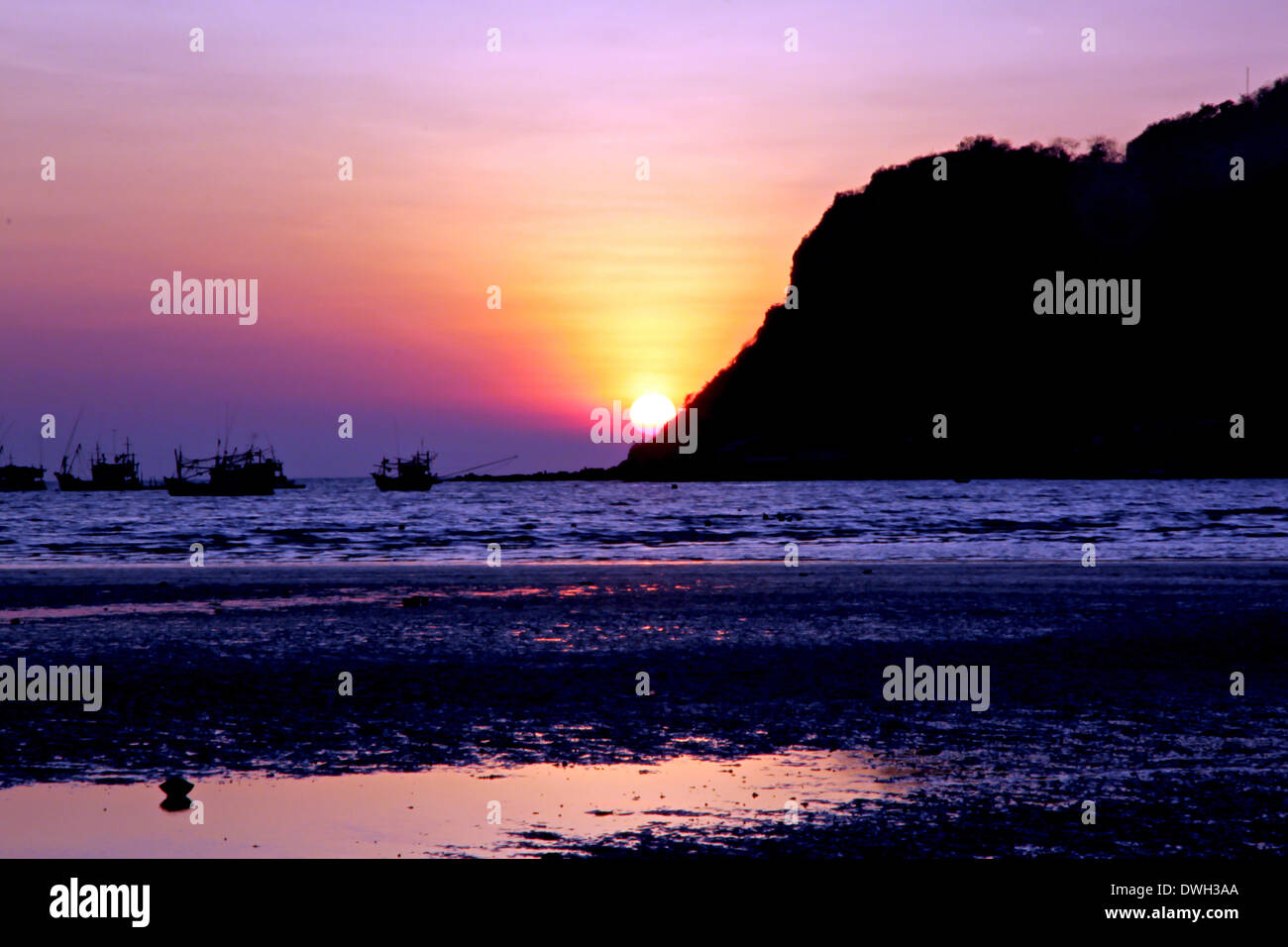 Por la noche y el atardecer en la playa, mar de Tailandia. Foto de stock