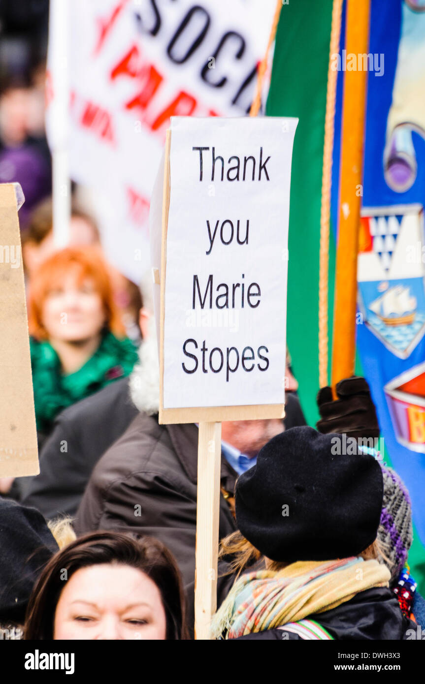 Belfast, Irlanda del Norte. 8 Mar 2014 - Día Internacional de la mujer. Una mujer sostiene un cartel que dice "gracias a Marie Stopes" crédito: Stephen Barnes/Alamy Live News Foto de stock