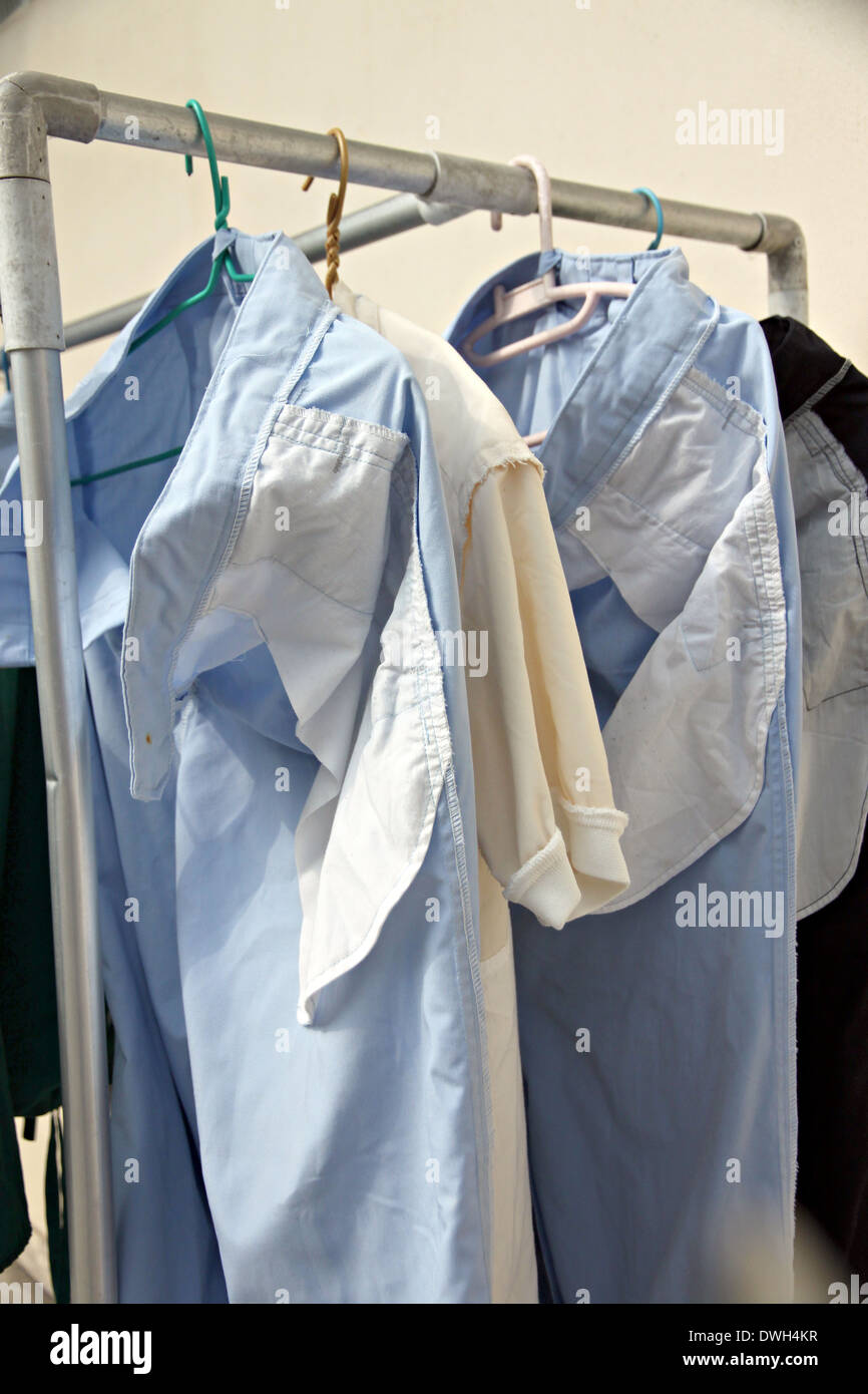 Pantalón azul después de lavar la ropa colgada en línea. Foto de stock