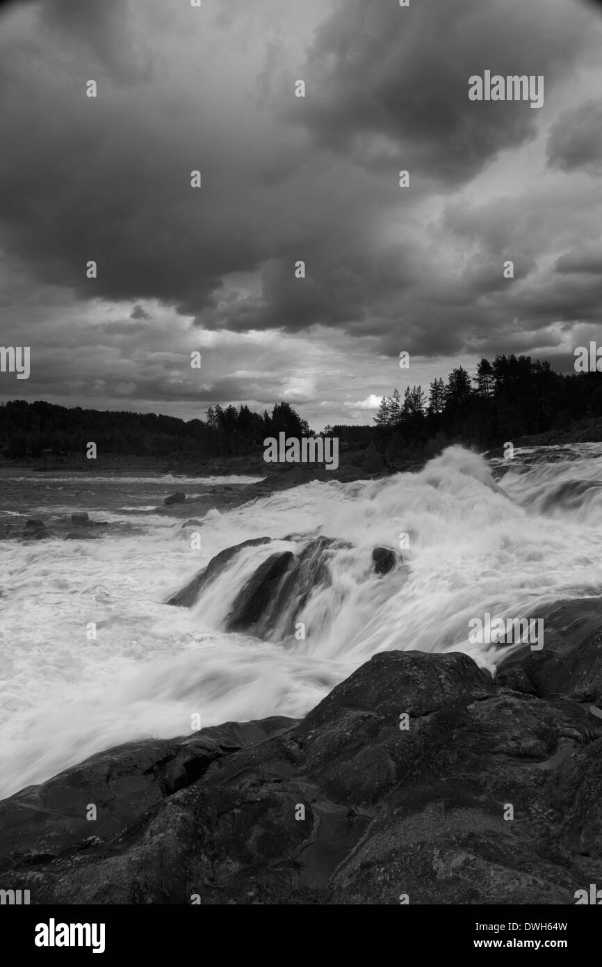 Chorro de agua y salpicaduras de olas en el río Nämforsen, Västernorrland, Suecia Foto de stock