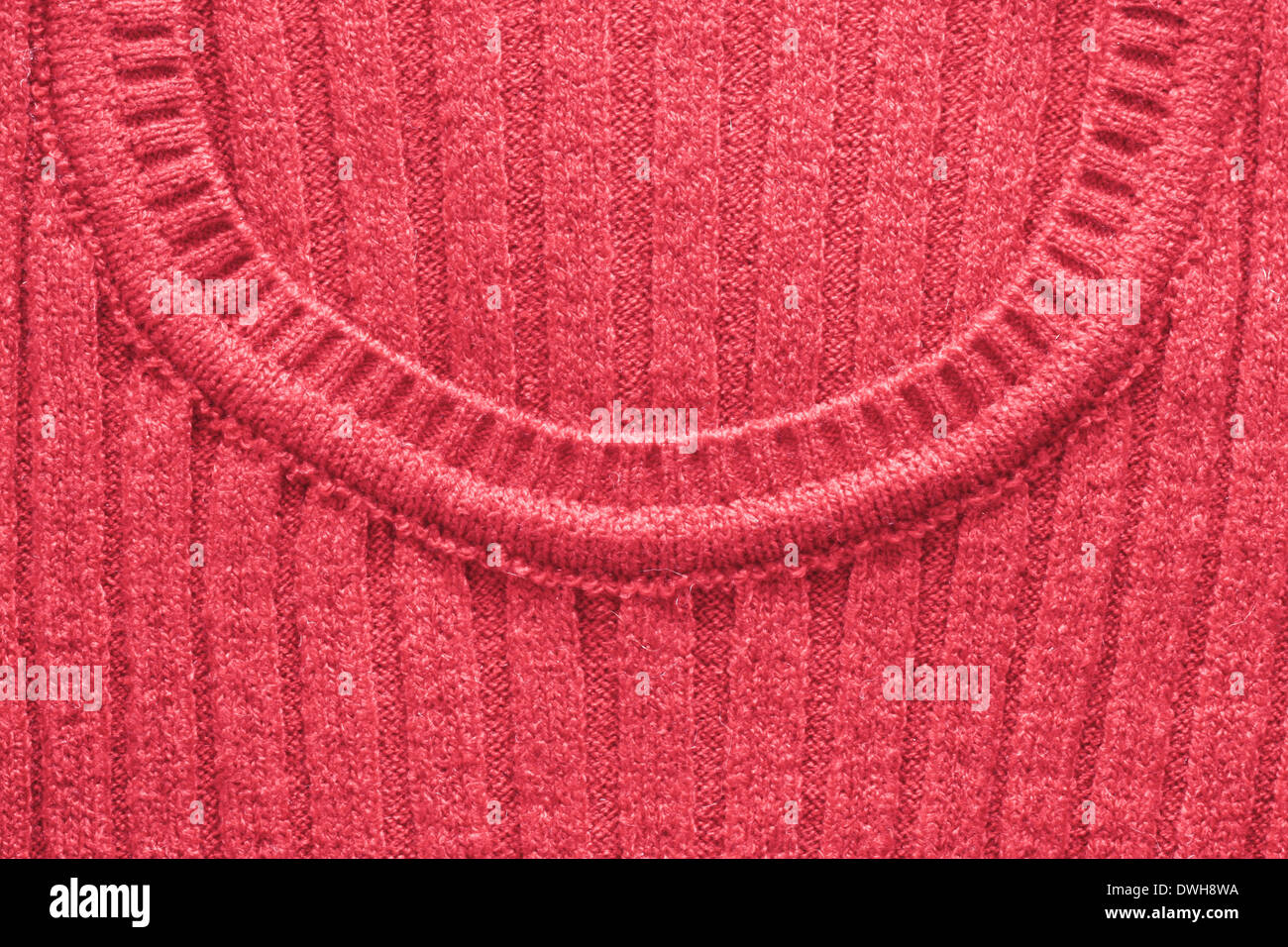Cuello de lana roja de puente de la mujer Foto de stock