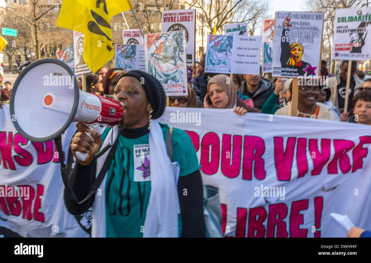 París, Francia. 8th de marzo, grupos feministas franceses, incluyendo la protesta social de Marte de 8 que protestaba en el evento del Día Internacional de la Mujer, activista de mujeres que sostenía eslóganes de Megaphone que gritaban, protesta del día de los derechos de las mujeres en igualdad, protesta de mujeres marchando protesta por la justicia, mujeres que apoyan a las mujeres, manifestación de mujeres, manifestación pro choice, protesta pro aborto Foto de stock