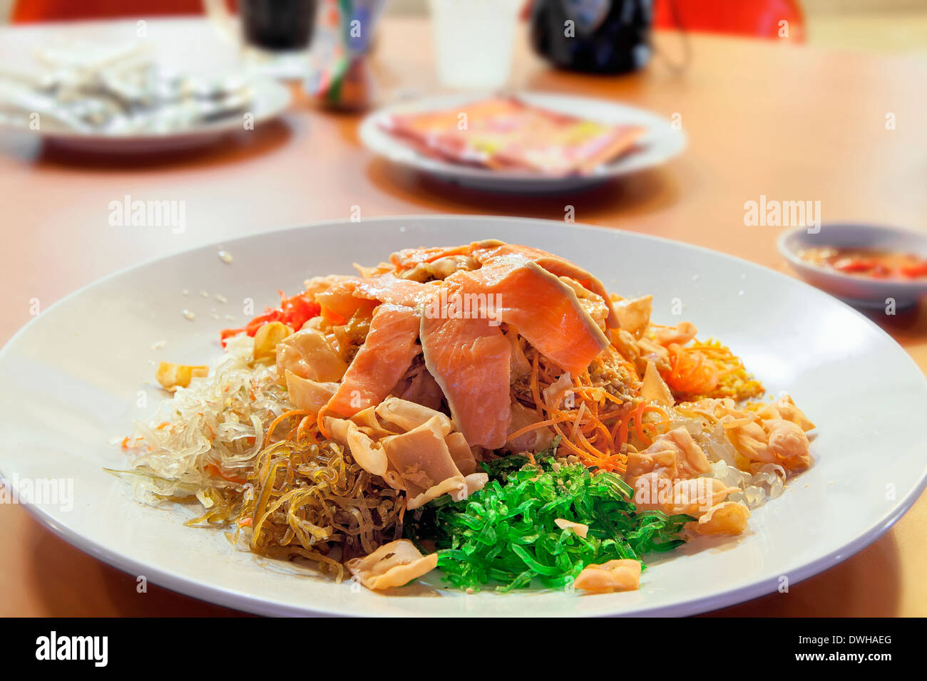 Año Nuevo chino estilo Teochew ensalada de pescado crudo Lo Hei Toss Foto de stock