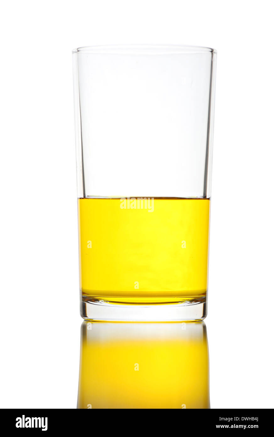 En el vaso de agua amarilla aislado sobre fondo blanco. Foto de stock