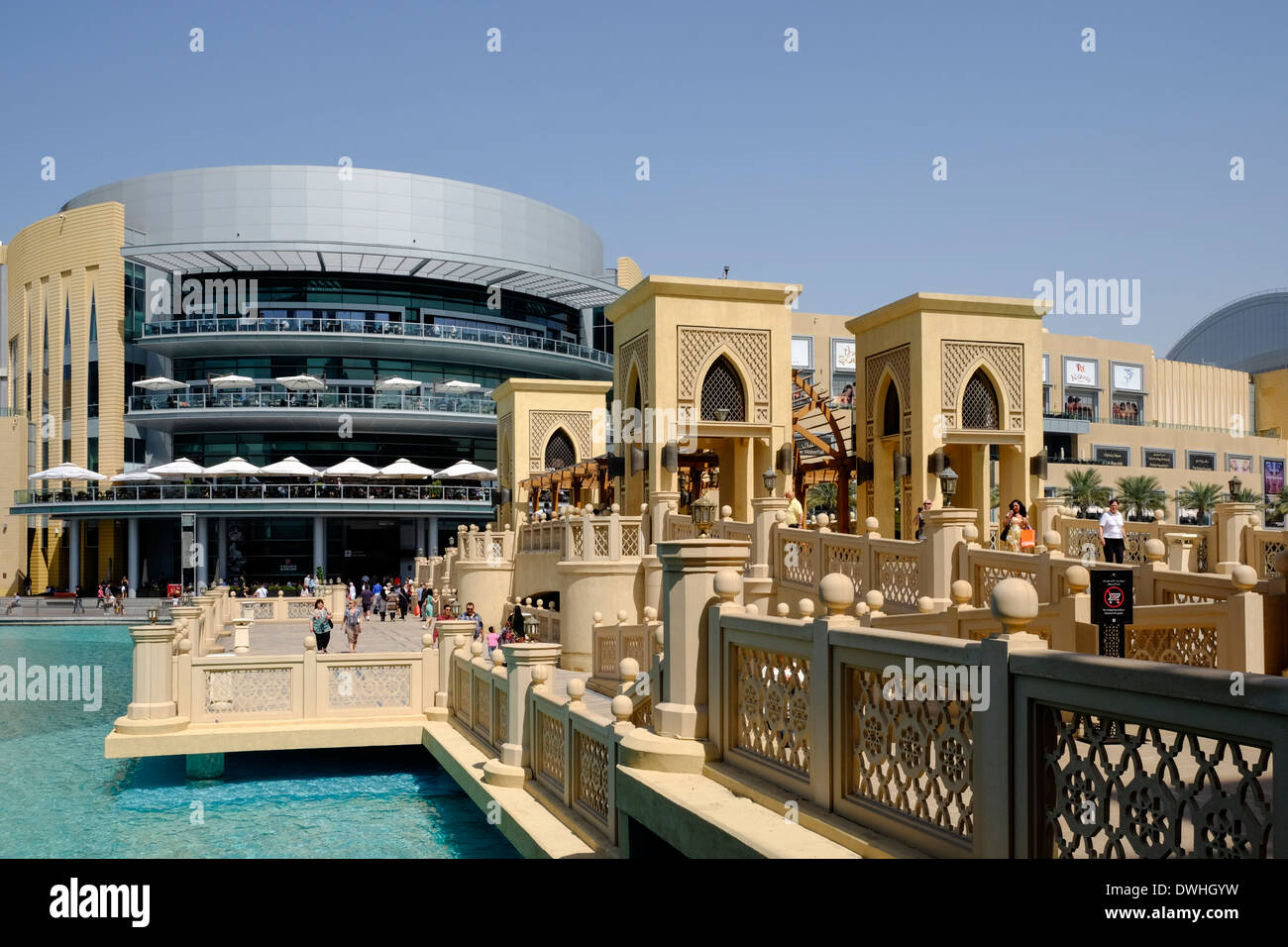 Dubai Mall y ornamentada puente peatonal que cruza el lago en Dubai, Emiratos Árabes Unidos Foto de stock