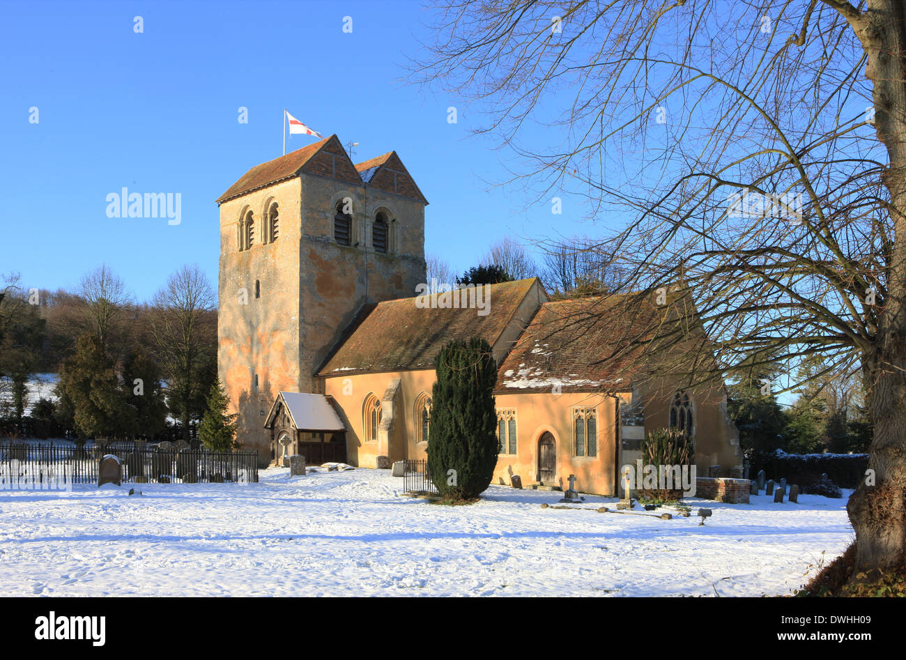 La iglesia de St Bartholomews fino en la aldea de Fingest, con su doble y norman saddleback torre en un día de invierno Foto de stock