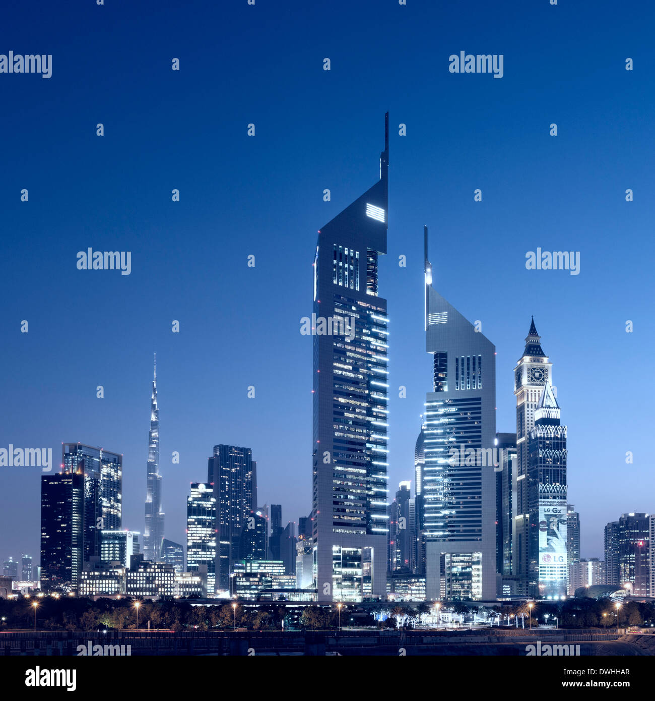 Por la noche la vista de perfil del distrito financiero y de negocios de Dubai, en los Emiratos Árabes Unidos Foto de stock