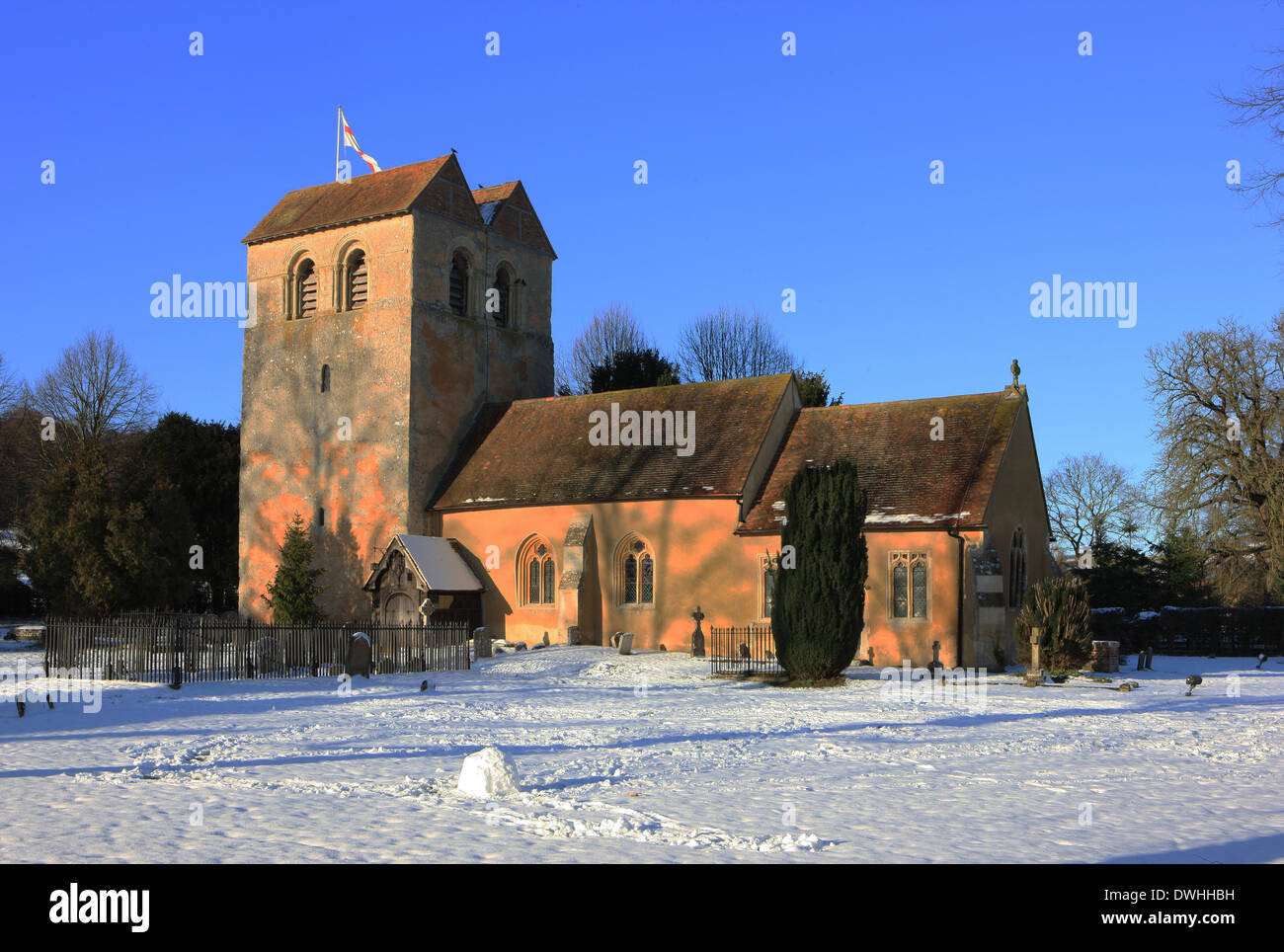 La iglesia de St Bartholomews fino en la aldea de Fingest, con su doble y norman saddleback torre en un día de invierno Foto de stock