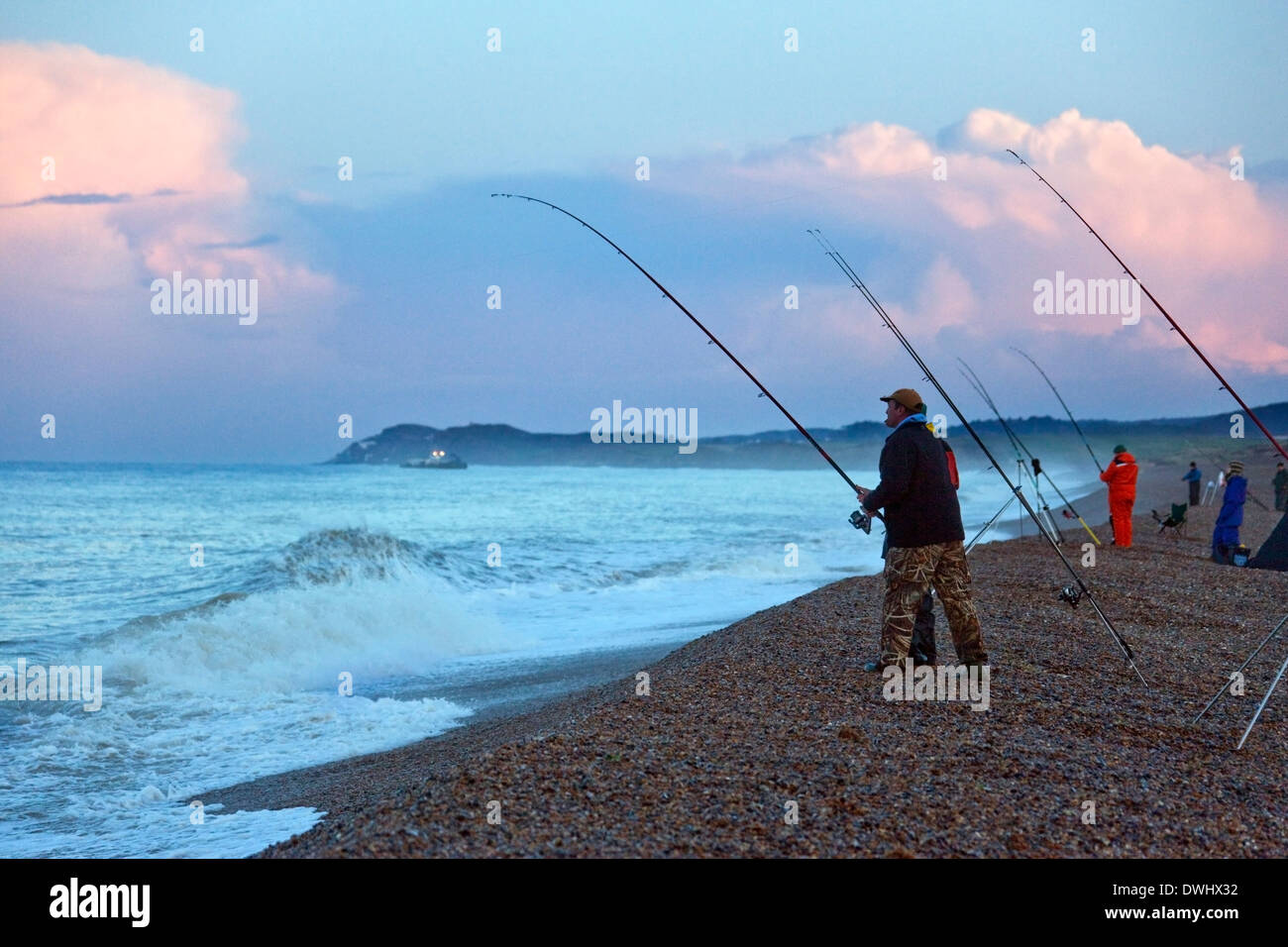 Pesca nocturna fuera de una playa en la costa de Norfolk, en el sudeste de Inglaterra Foto de stock