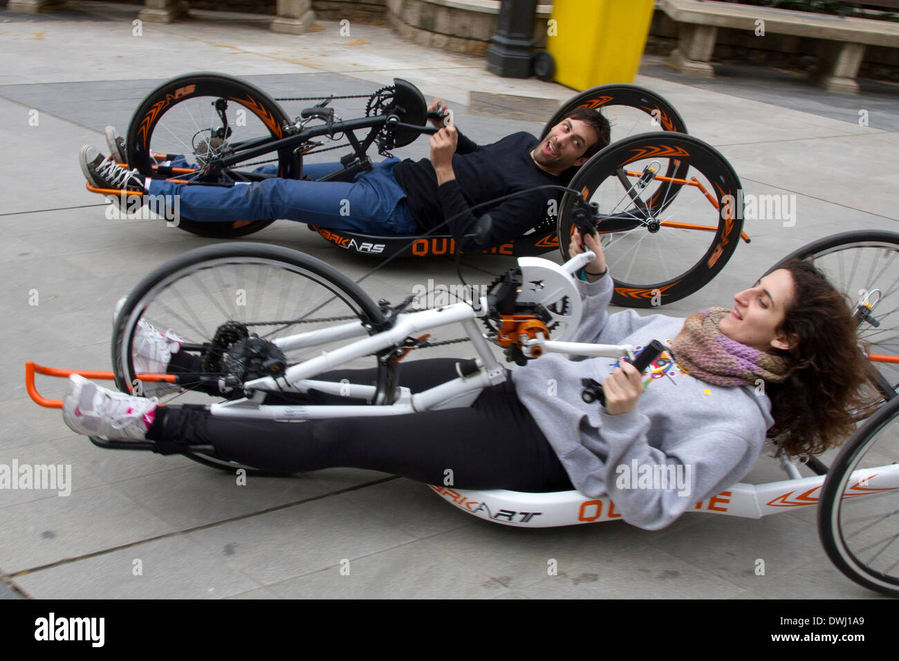 Ciclismo , mano a mano , ciclismo bicicleta pedal dos jóvenes intentan  utilizarla Fotografía de stock - Alamy