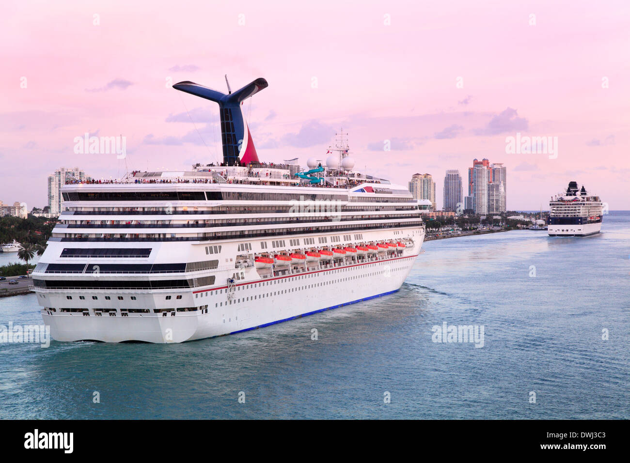 Barco Crucero saliendo del puerto de Miami Foto de stock
