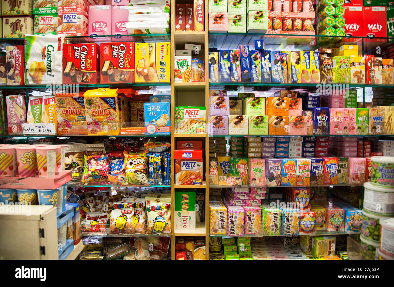 Brillantemente comidas chinas envasadas en estanterías de almacén en  Chinatown, Londres, Gran Bretaña Fotografía de stock - Alamy
